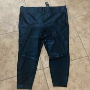 Torrid Black Snake Skin Print Leggings Size 4 NWT